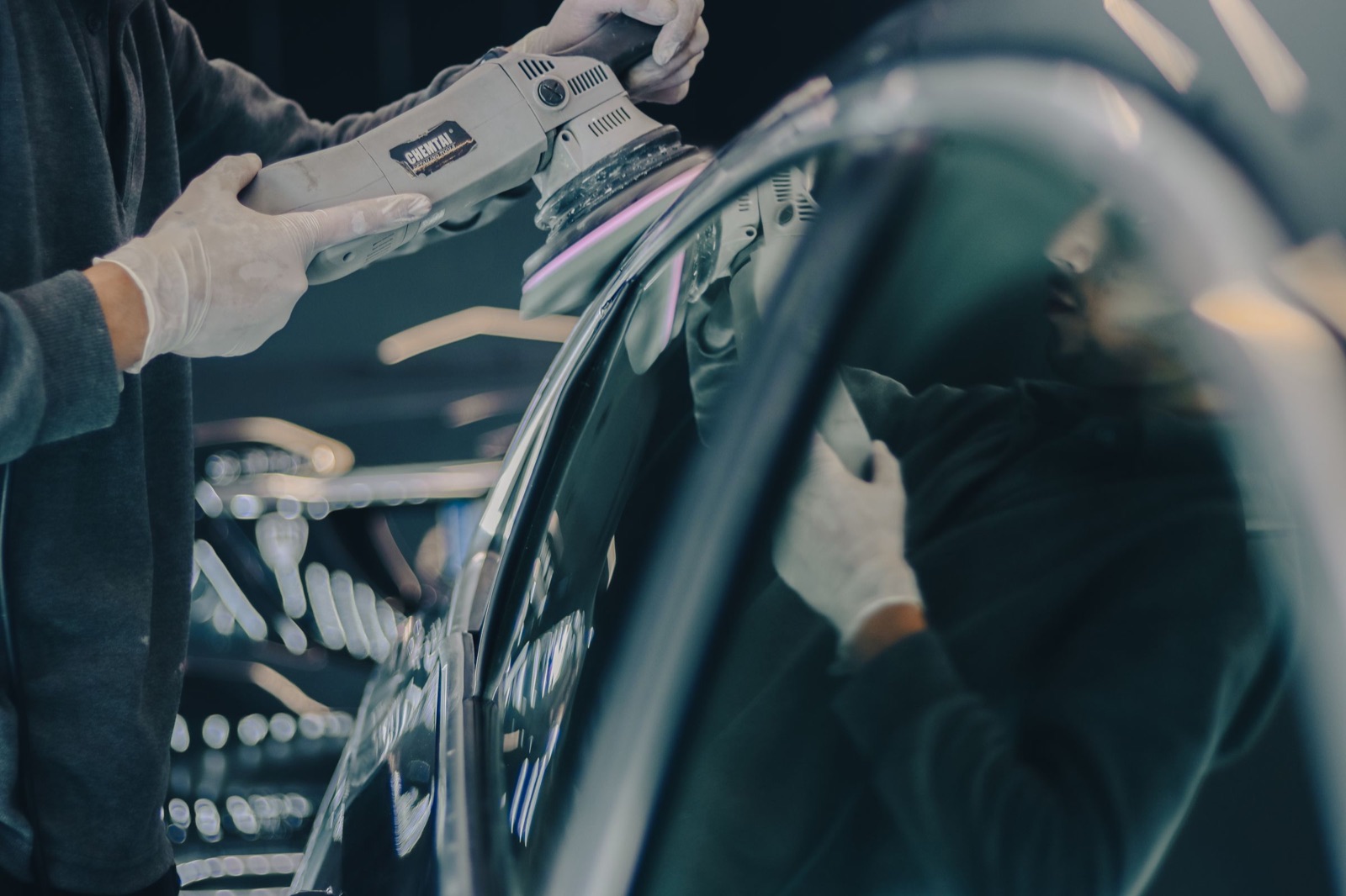 A polishing machine working across a reflective vehicle surface